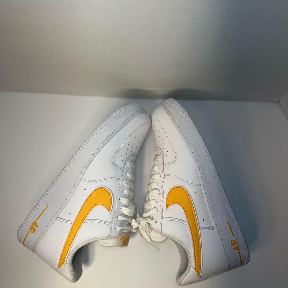 Nike Air Force 1 Low White University Gold Size 12 - Picture 2 of 13